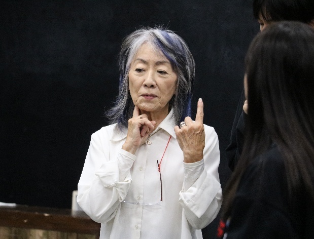 指導中の奈良橋陽子氏