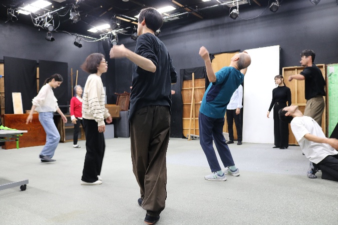 リラックスした演技のためのエクササイズの様子