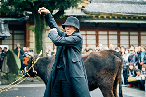 ダンスパフォーマンスを披露する牛（ふくよ）と田中 泯氏