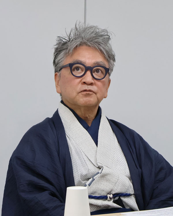 インタビューを受ける中村伊知哉氏