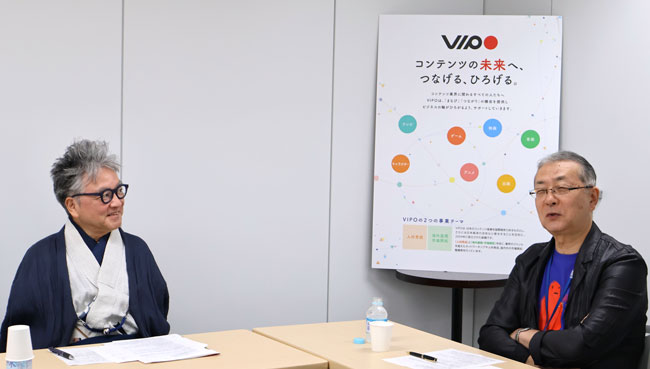 談笑する中村と市井